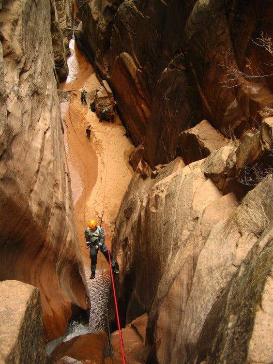 Tyrolienne dans une grotte de l'Utah