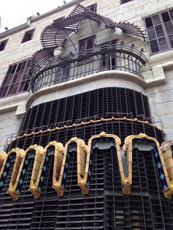 palau guell back patio