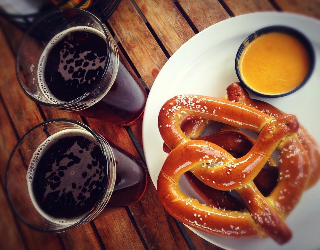 pretzels e due birre 