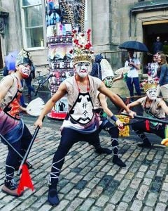street performers battle during the fringe festival in edinburgh
