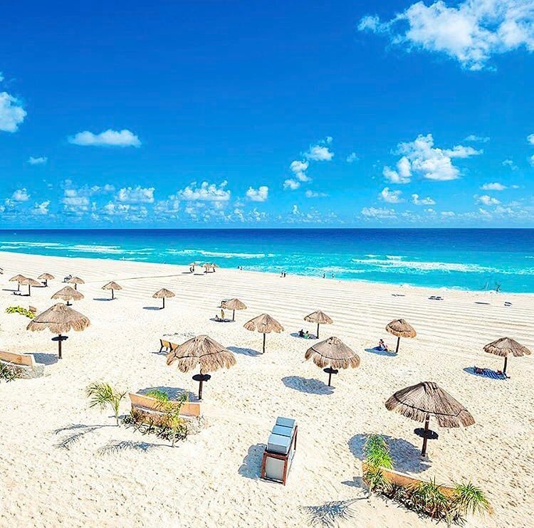 11 imprescindibles en México. empty beach chairs and umbrellas along the mayan riviera