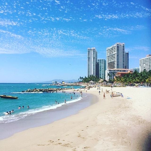 11 imprescindibles en México. the puerto vallarta skyline with beachside view