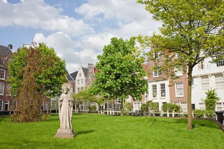 Begijnhof secret garden in amsterdam