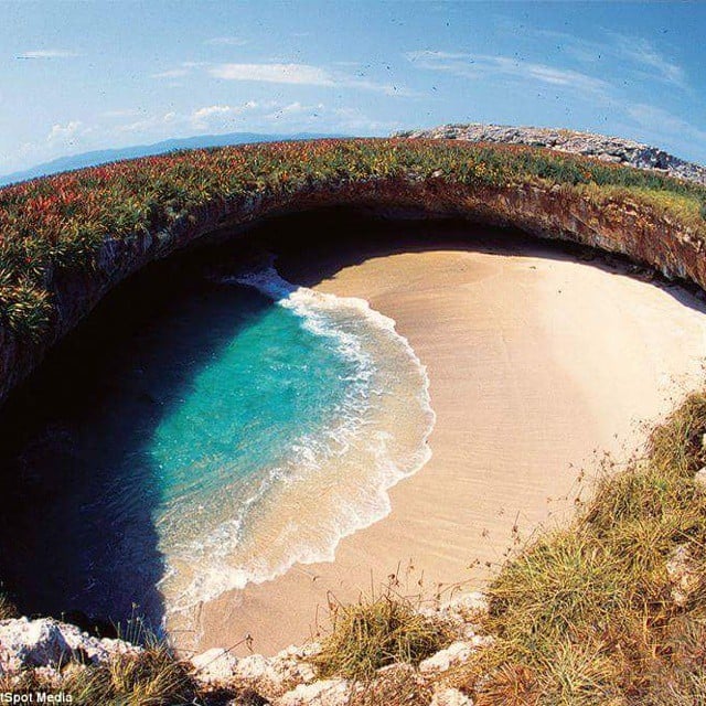 Hidden beach in the Islas Marietas - Mexico