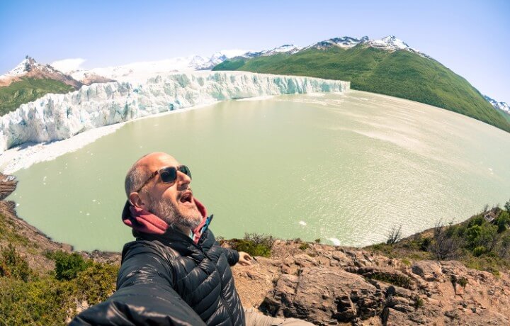 travel solo photo at Perito Moreno glaciar in south american argentinian Patagonia