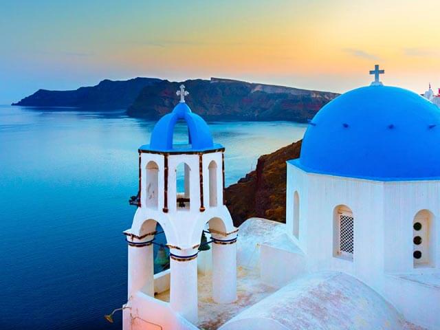 Book your holiday to Santorini with onefront-EDreams