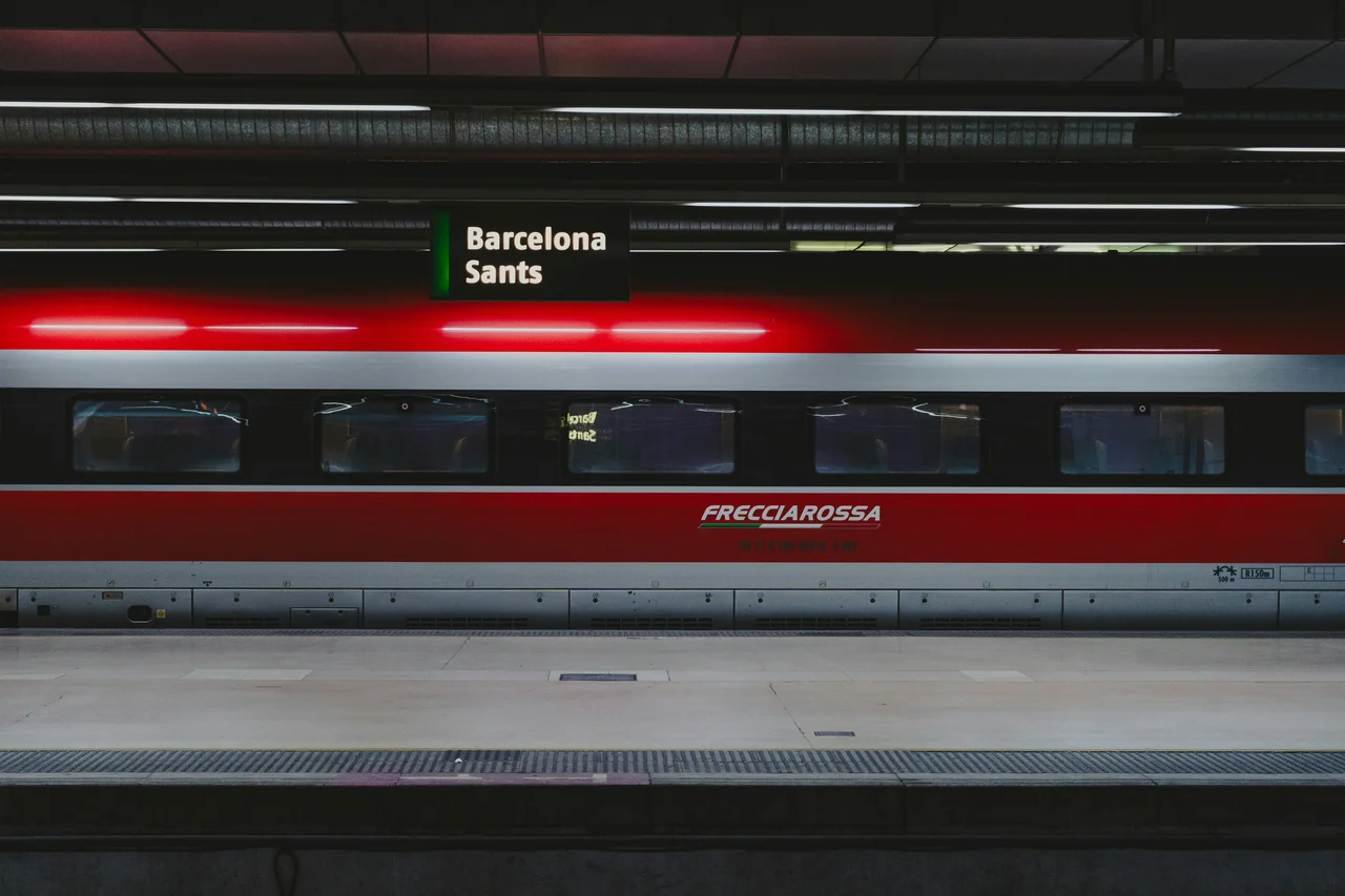 Tren viajando hacia su destino